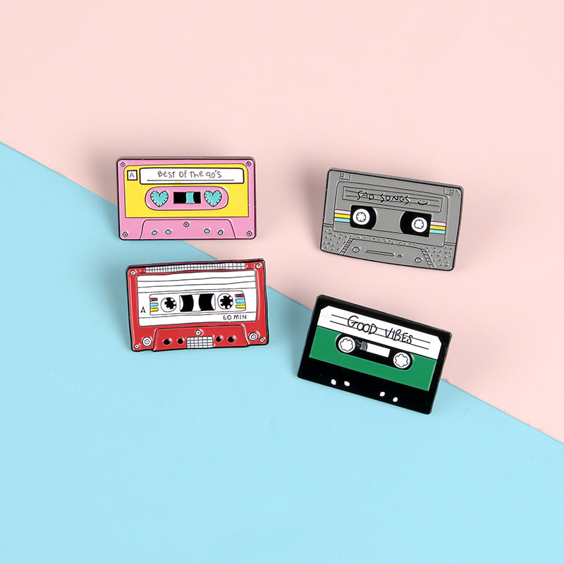Epinglette, pin's émaillé cassette audio années 80, pin's musique - Badges  - Creavea