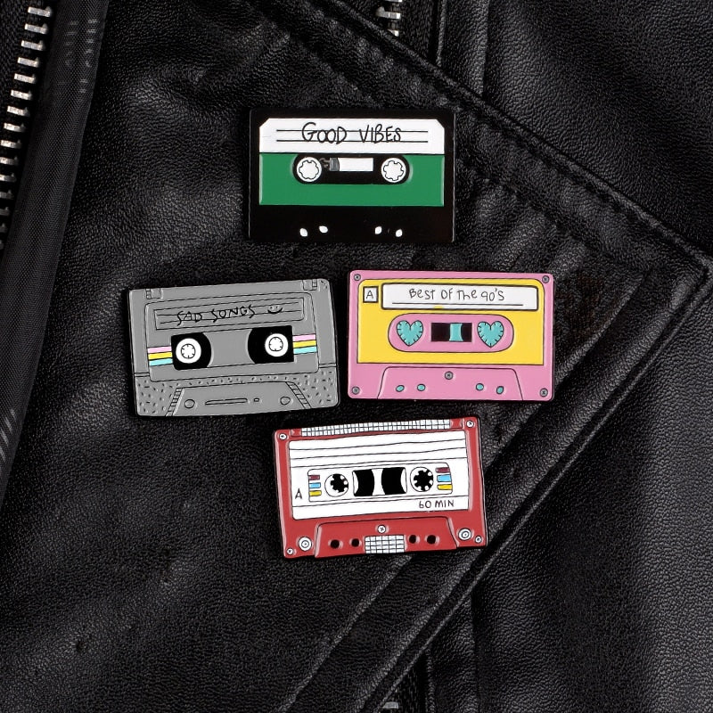 Epinglette, pin's émaillé cassette audio années 80, pin's musique - Badges  - Creavea